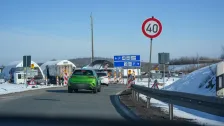 Police control checkpoint at the German-Czech border on the D8 motorway with vehicles and snow, captured on February 20, 2026
